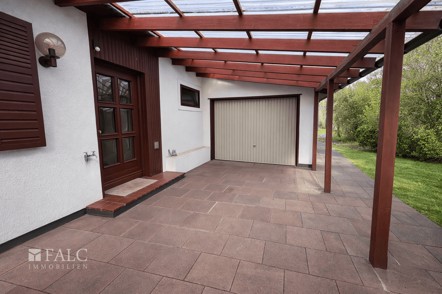 Garage mit elektrischem Tor